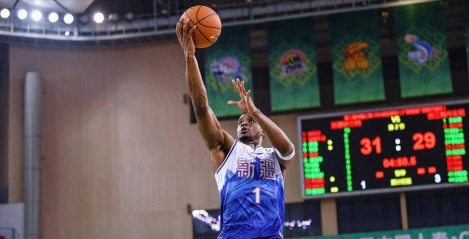 CBA季后赛最新形势：纽约尼克斯高居榜首，新疆男篮强势追赶，冠军归属成迷(新疆男篮大胜深圳)